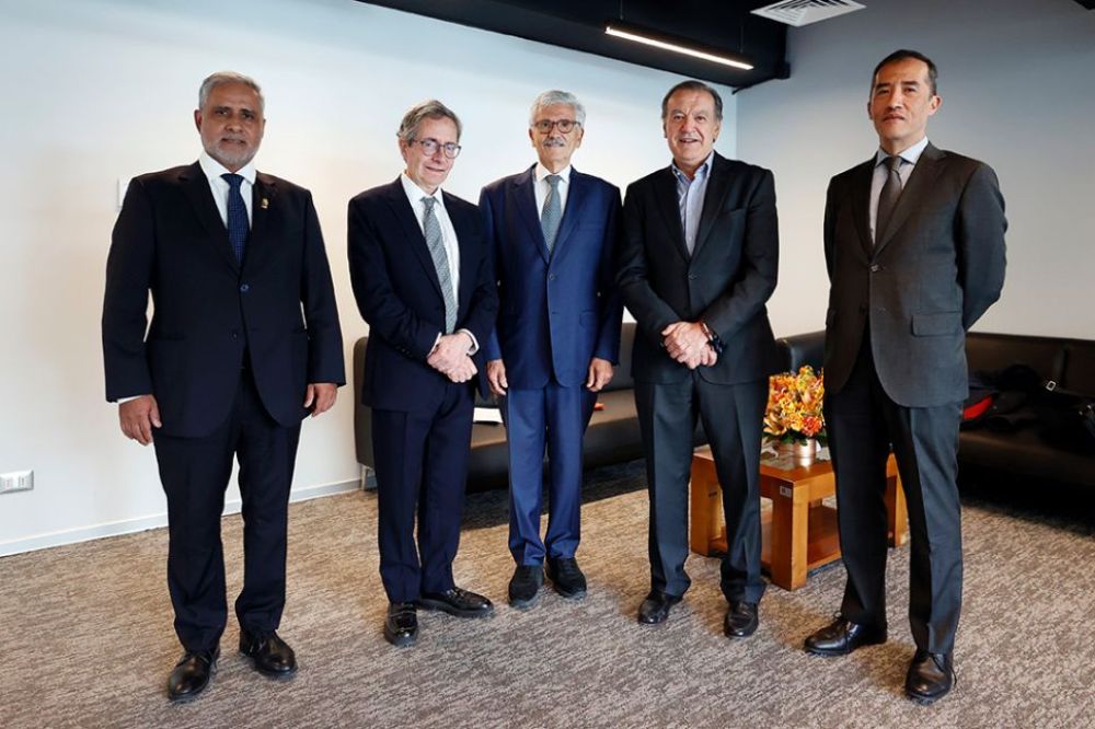 Massimo D'Alema junto a autoridades universitarias y diplomáticas en la inaguración del nuevo edificio de la Facultad de Gobierno